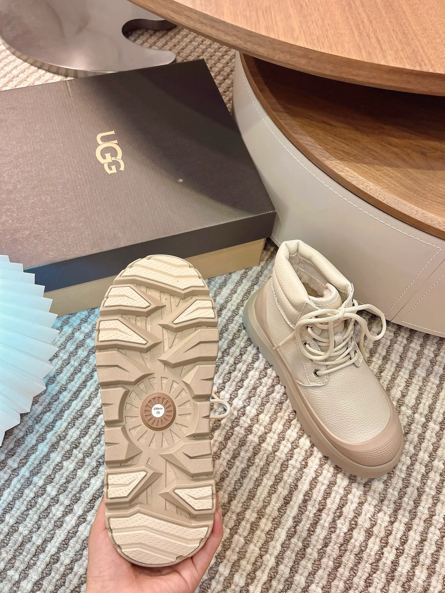 【UGG】 P: 600💰 Couple shoes Size: Women’s size 35-40 / Men’s size 40-44 UGG Tasman Weather Hybrid slip-on snow boots👢 Wang Yibo's same style 👏 adds a large orange sole to the classic Tasman shoe style, functional color contrast design, environmentally friendly waterproof and snowproof material, which has both fashionable and functional attributes. At the same time, it is paired with the new UGG furry shoes Keen's furry color-blocking jacket. Bright orange and maroon collide to create a new light outdoor style and open up a new travel experience in early autumn! Using the best materials, the 17mm fur integrated surface is warmer and breathable, and the outsole is upgraded to a lightweight and wear-resistant light wing technology outsole!